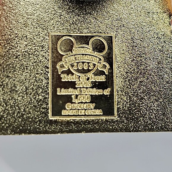 Disney Pin WDW Happy Halloween 2003 Mickey Pirate Trick Or Treat LE 1500 - Picture 6 of 6